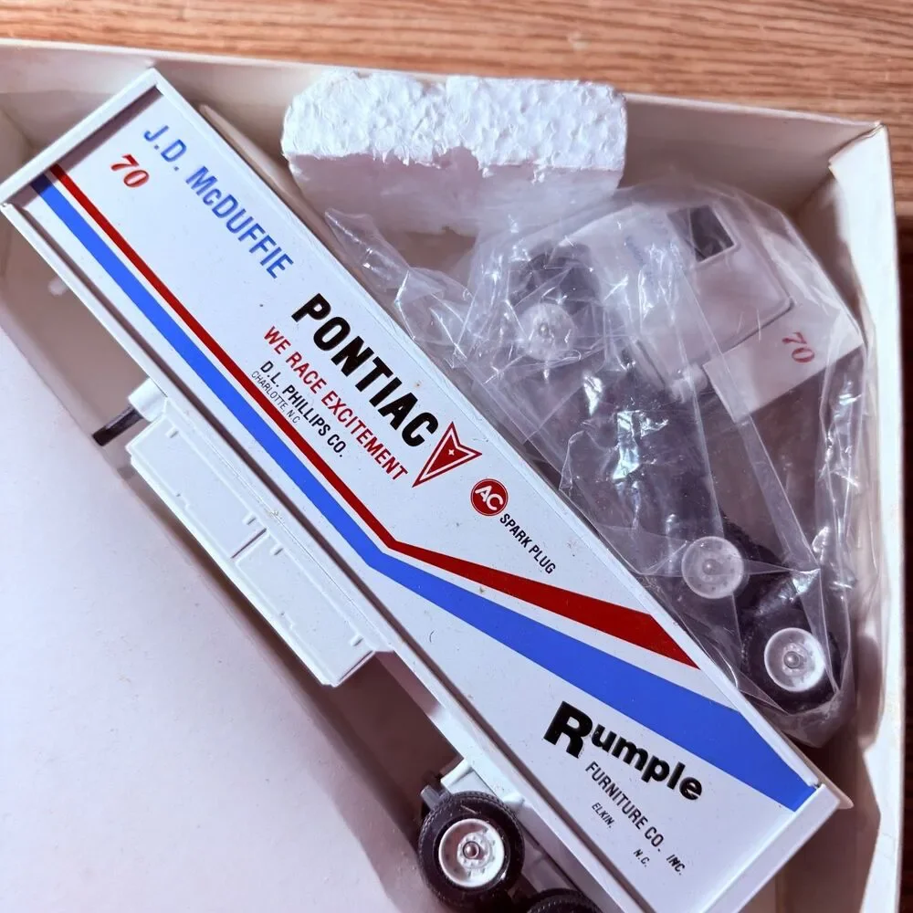 1:64th Scale WINROSS The American Racing Scene JD McDuffie Diecast Semi